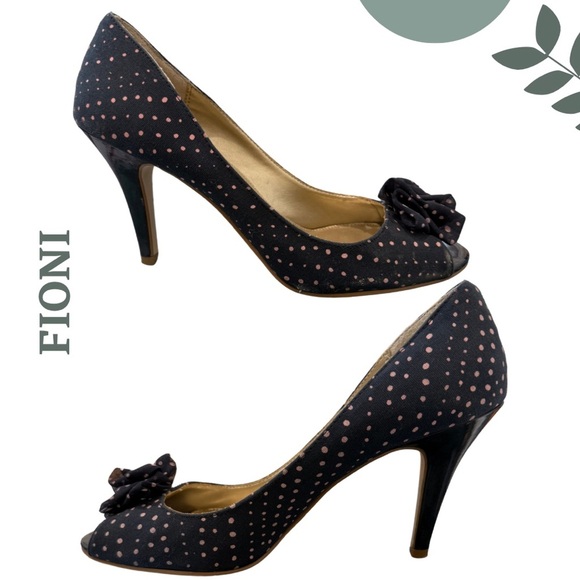 🛍️3/$40 FIONI Navy Blue w/ Pink Polka Dot Peep-Toe Heels Flower Detail Size 8.5 - Picture 2 of 6